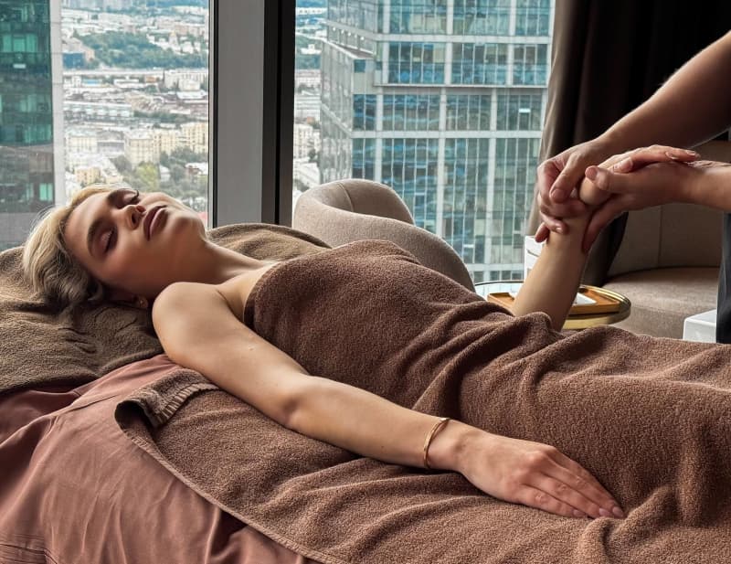 Rejuvenating body and face treatment "English garden of roses"