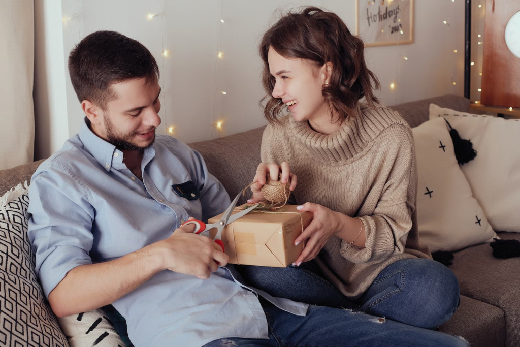 young-cheerful-couple-love.jpg