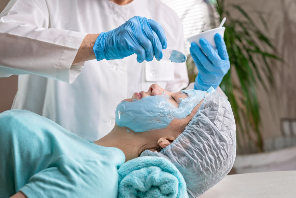 Уход за кожей в салоне с помощью альгинатной маски