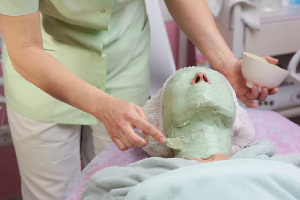 Уход за кожей лица у косметолога